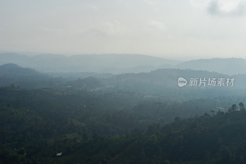 越南林东省宝禄镇林魁帕庵宝塔附近的山谷和山的美丽景色