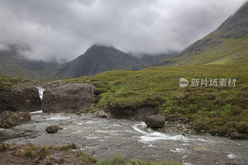 一条河流和瀑布依偎在Cuillins山脉的山麓，靠近苏格兰斯凯岛格伦布里托附近的仙女池。