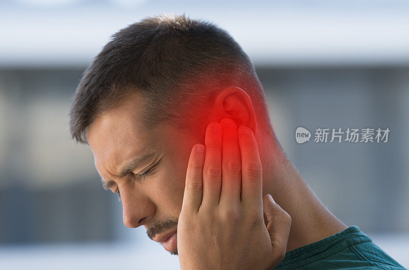 患有严重耳痛或耳痛的人。耳炎、耳炎或耳鸣