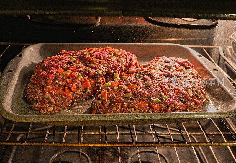 自制的大肉饼，或肉饼或索尔兹伯里牛排准备和准备在一个大烤箱烤盘吃