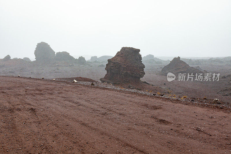 岩钉德拉富尔奈斯，云雾之间的红色地形——留尼旺岛