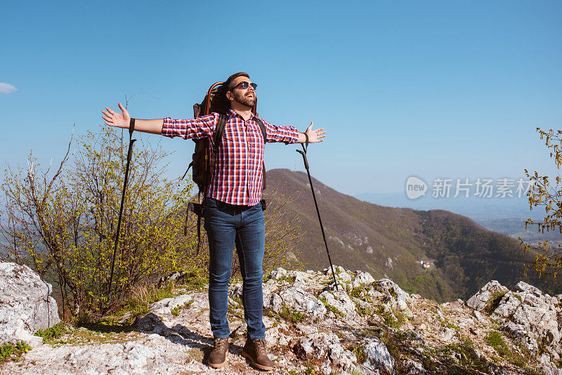 背着背包在山里徒步旅行的男人