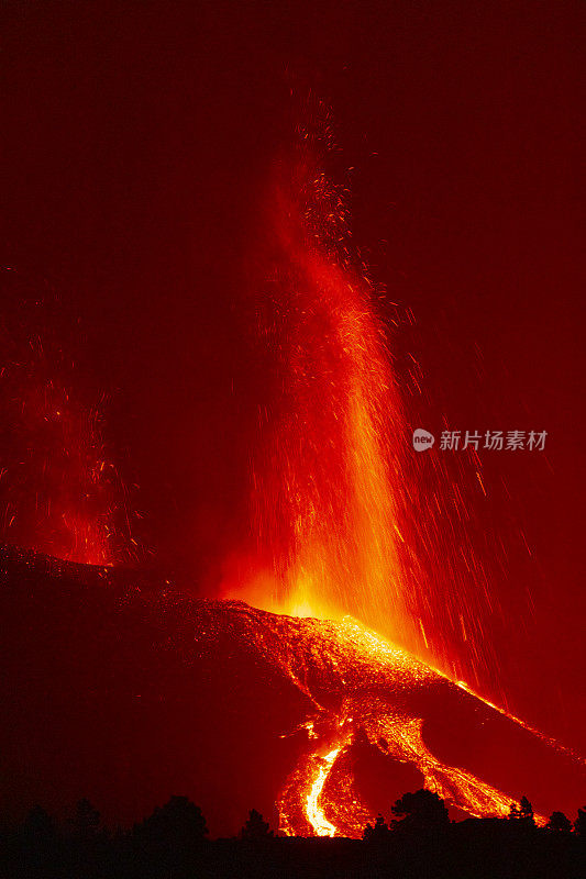 康伯利维亚火山在地震期间爆发。火山锥和火山炸弹正赶往黎明山。