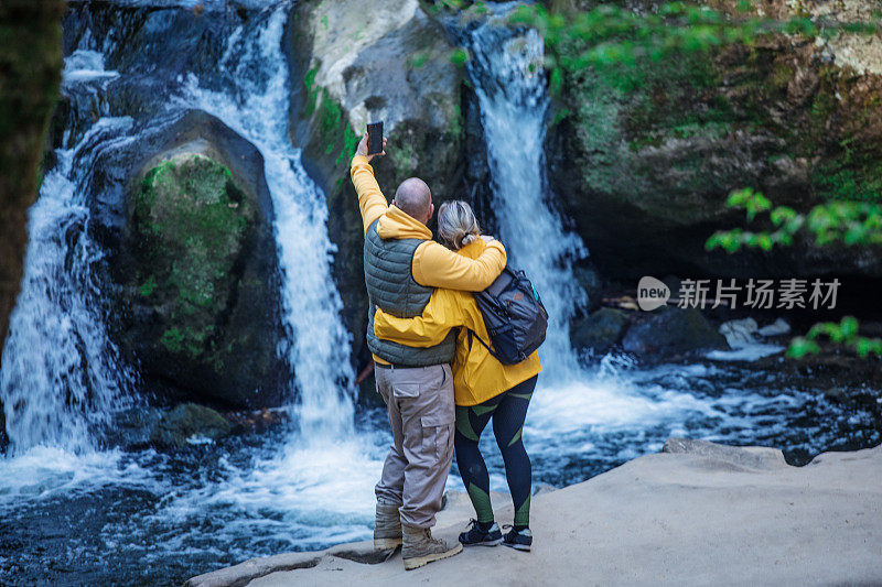 两个徒步旅行者在家中度假时享受户外活动