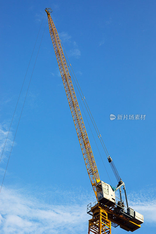 曼谷建筑工地上的蓝天上的起重机