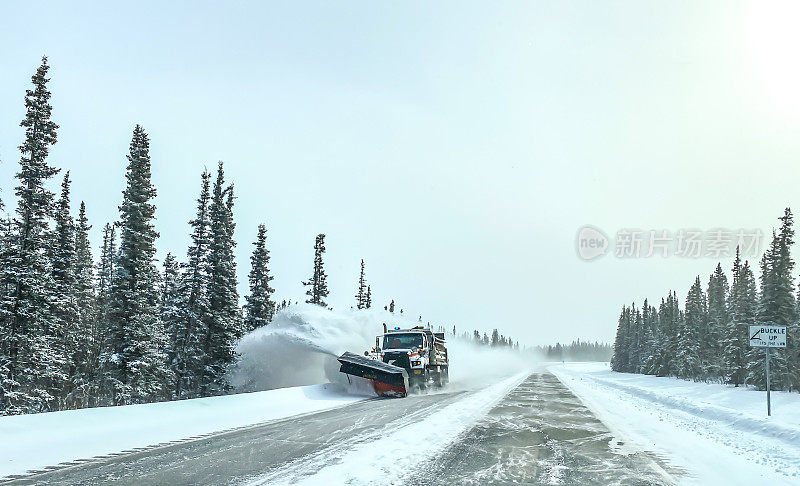 阿拉斯加冬季道路上的扫雪机
