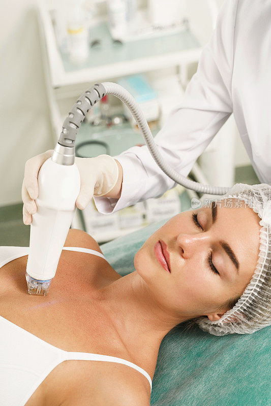 医生和女客户在射频提升治疗在医学美容诊所