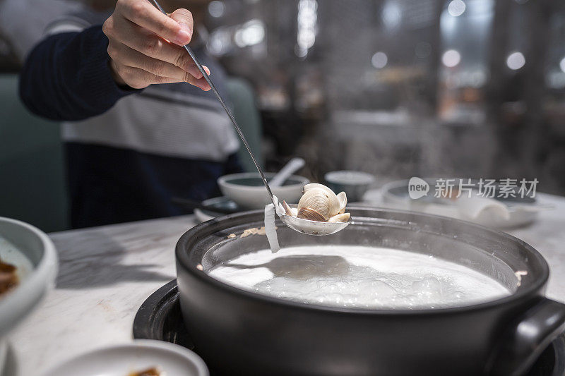 煮粥火锅的菜名叫虾酱