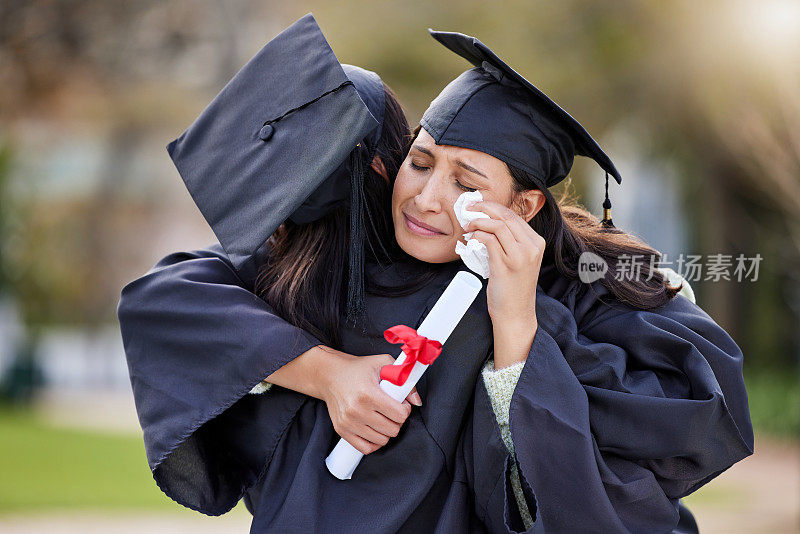 毕业典礼上，一位年轻漂亮的女学生在拥抱她的朋友时哭泣