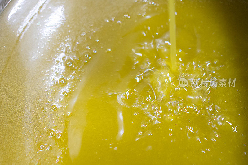 榨油后的橄榄油。