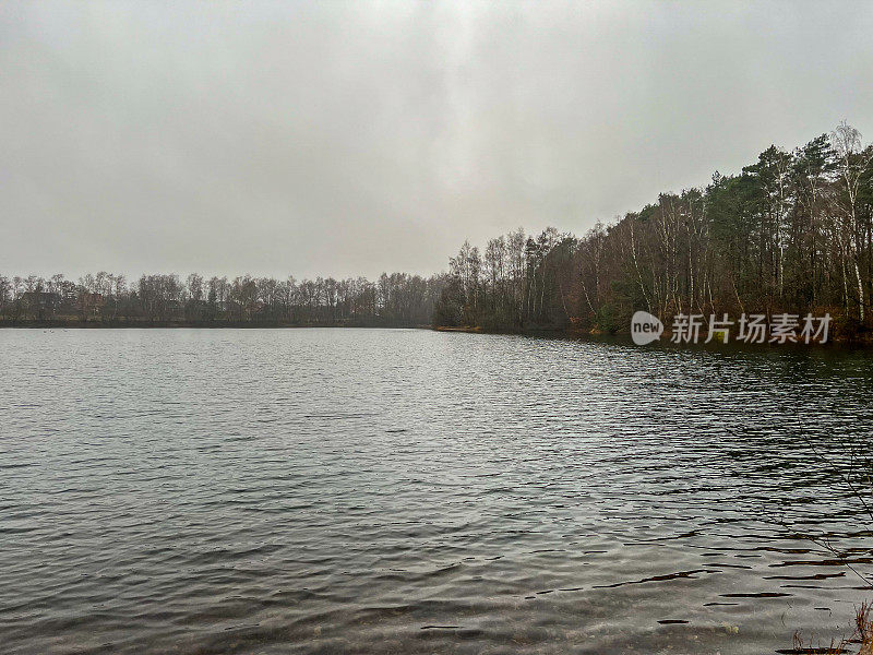 冬天天气不好的湖泊。