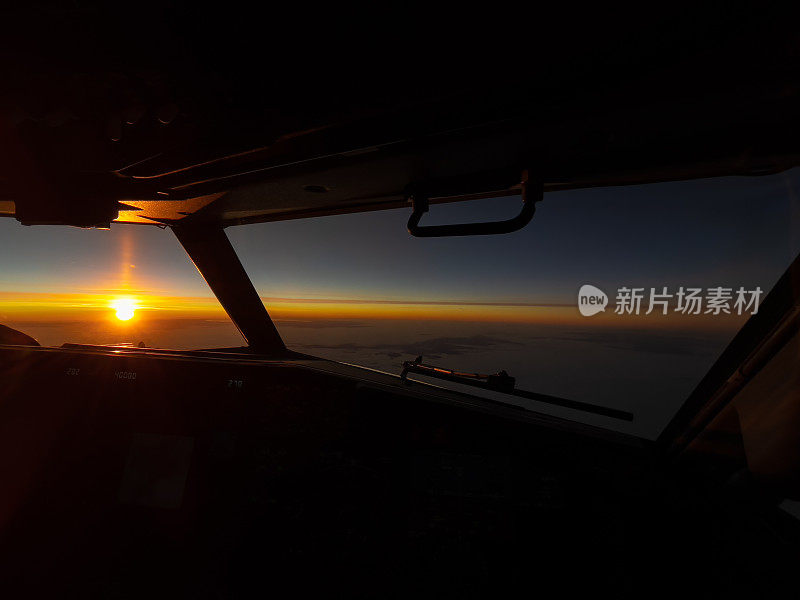 从飞机驾驶舱看到的日落