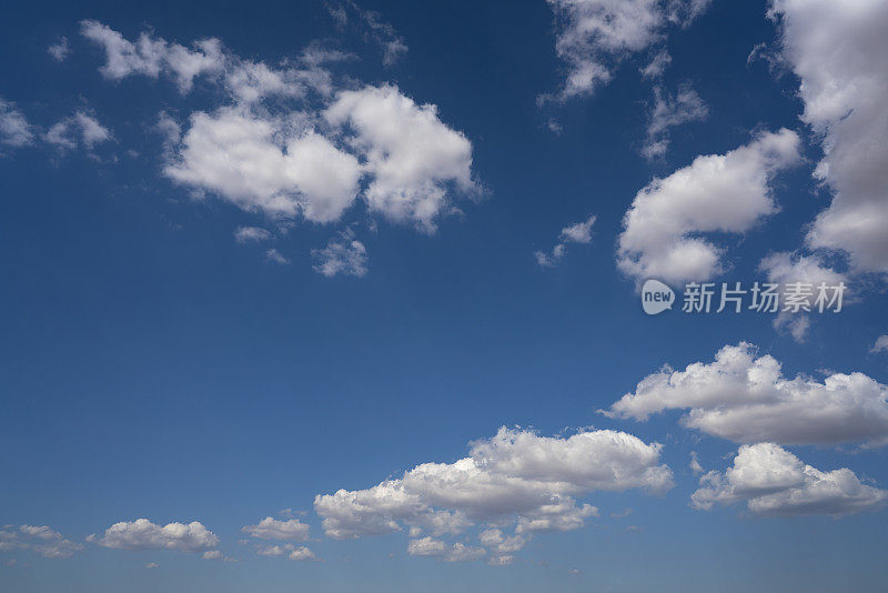 蓝色的夏天天空与白云完美的天空背景