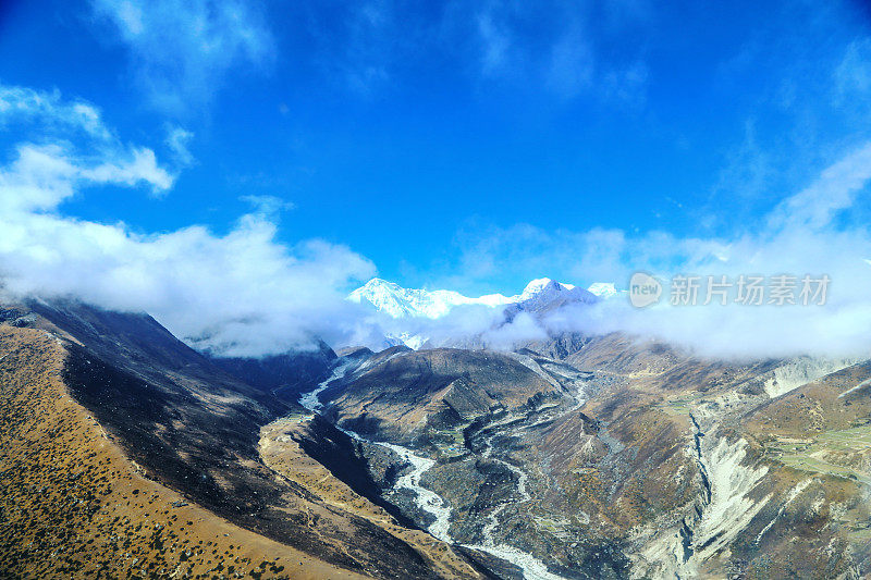 从直升机上可以看到珠穆朗玛峰附近的营地和山脉。