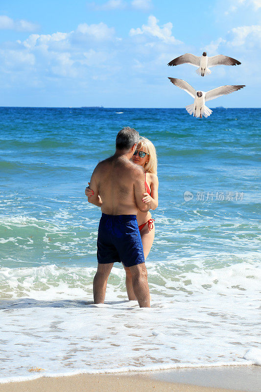 美丽快乐的男女夫妇享受新鲜的热带海滩假日