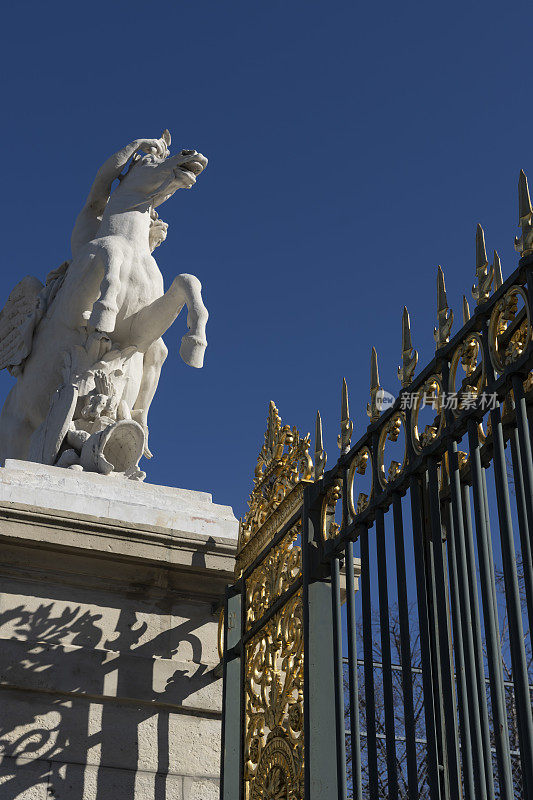 卢浮宫附近杜伊勒里花园大门上的雕像