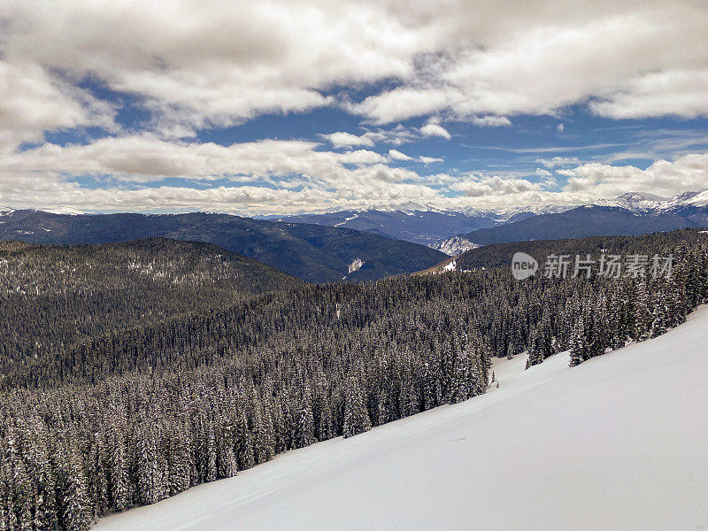 在科罗拉多滑雪