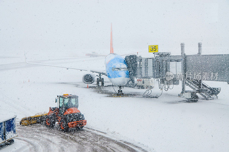 扫雪机在机场清除积雪