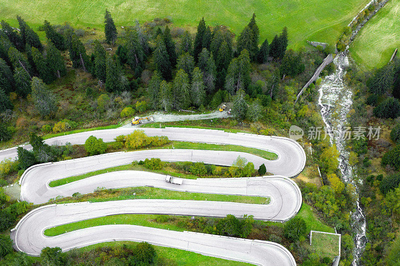 无人机在蜿蜒的道路上观察