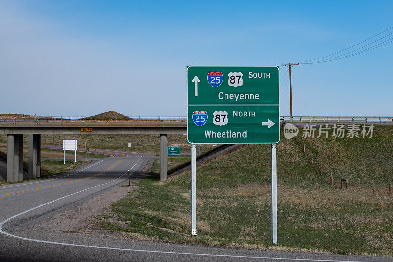 怀俄明州小镇丘格沃特的高速公路标志