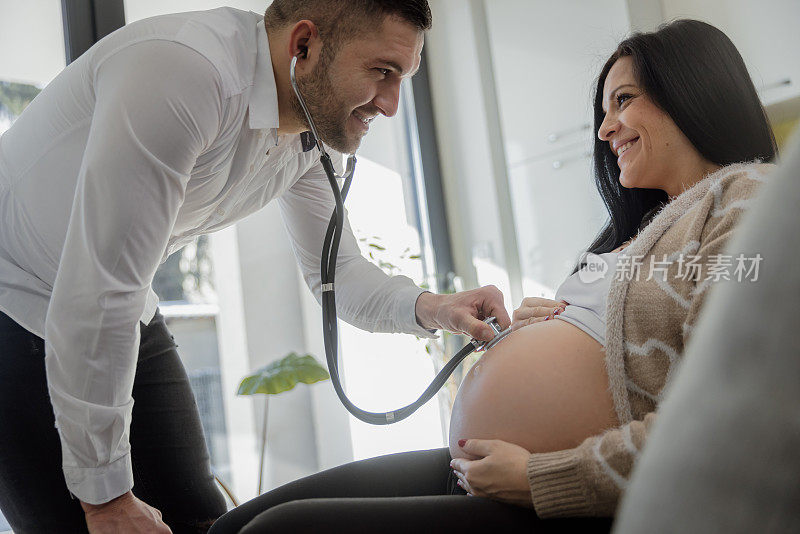 在产前护理期间，医生使用听诊器聆听孕妇腹部婴儿的心跳