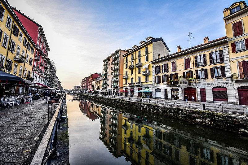 意大利米兰的大运河倒影和侧摊小贩