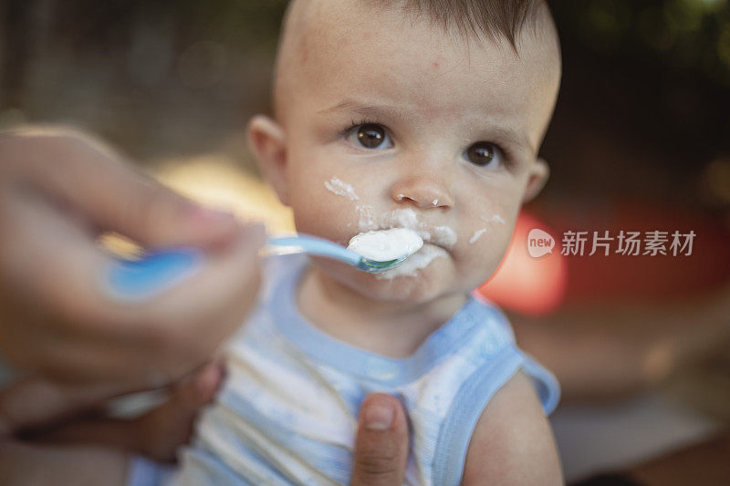 男婴吃东西，脏了脸