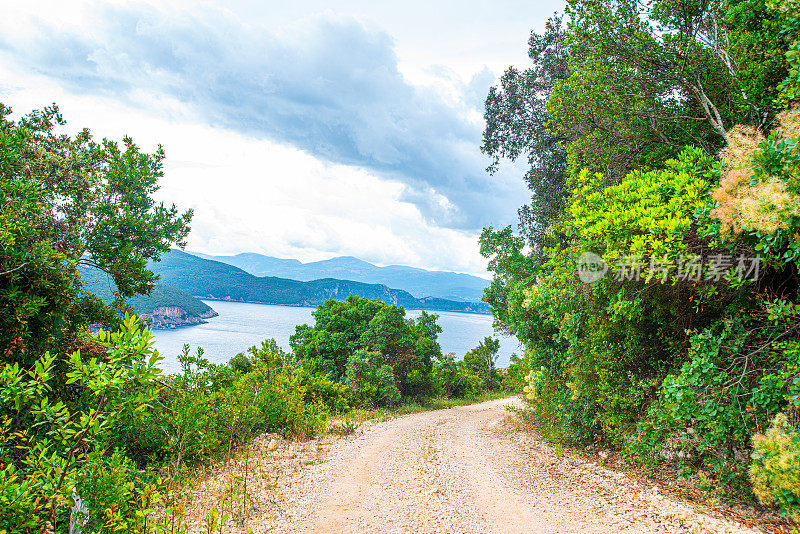 地中海沿岸尘土飞扬的道路，俯瞰美丽的帕尔加市