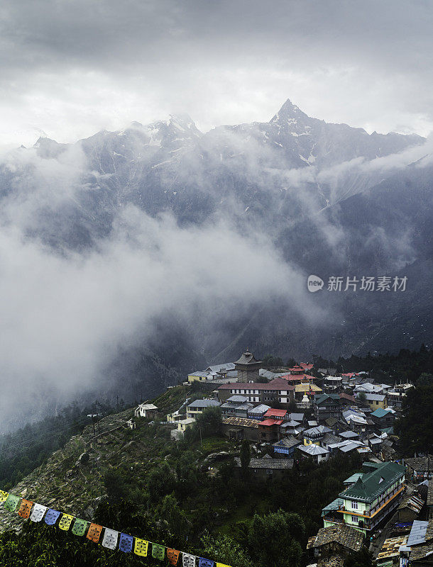 在雾蒙蒙的早晨，卡尔帕村和喜马拉雅山脉作为背景的高架景观。劫,印度。