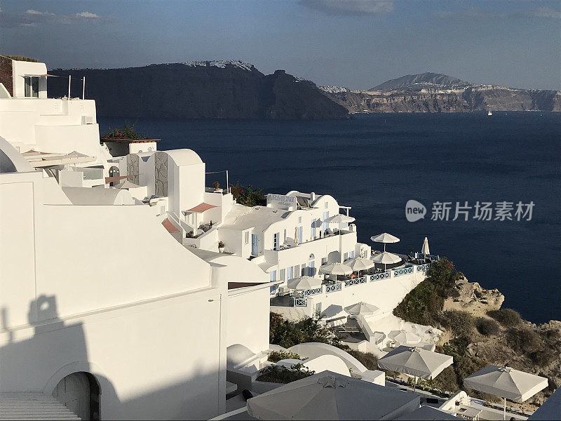 希腊-圣托里尼-伊亚村-小街道和卡尔代拉上的全景