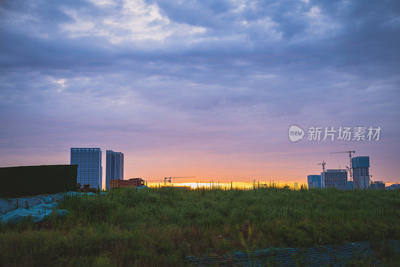 黄昏时的桥梁和建筑