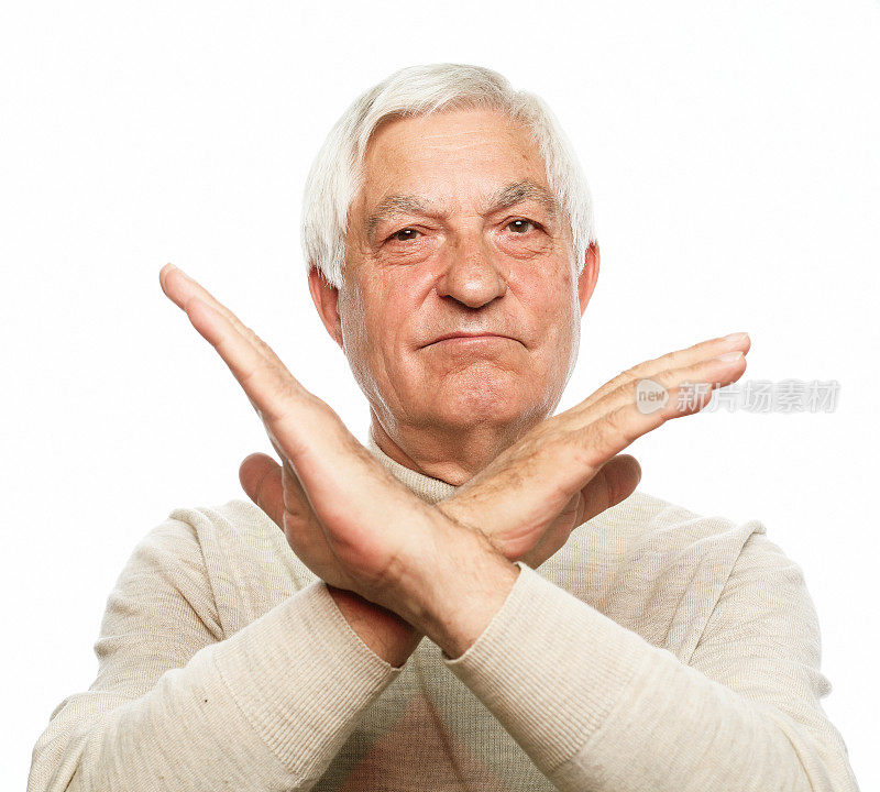 白发苍苍的老人穿着休闲风格的拒绝表情，双手交叉做否定的手势，怒容满面