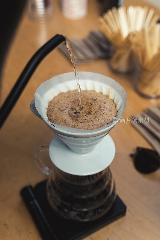 V60咖啡冲泡和服务库存照片