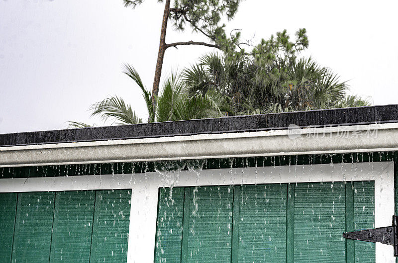 独栋住宅在暴雨期间，有水槽和恶劣的天气