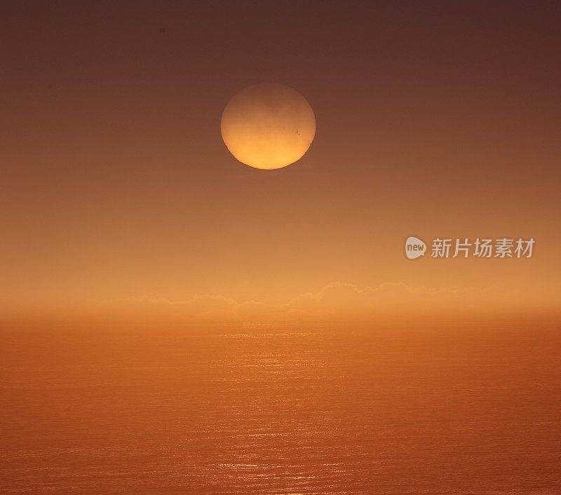 海上日出，烟雾缭绕