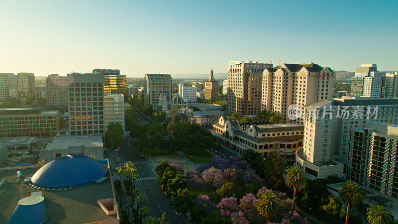 无人机拍摄的加州圣何塞市中心的酒店和办公楼