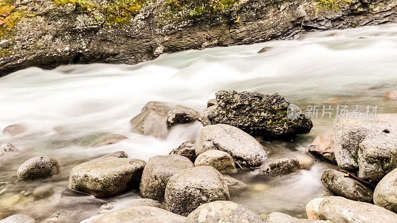 流动的河水与河岩石