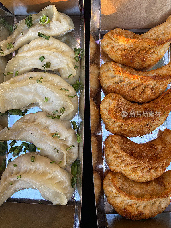 momos(饺子)，蒸炸的印度街头小吃，一次性，一次性，纸板容器，高视图