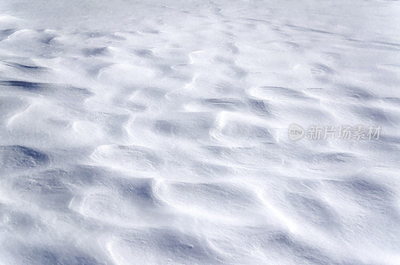 雪的纹理漂移特写。冬季降雪后出现的雪堆。