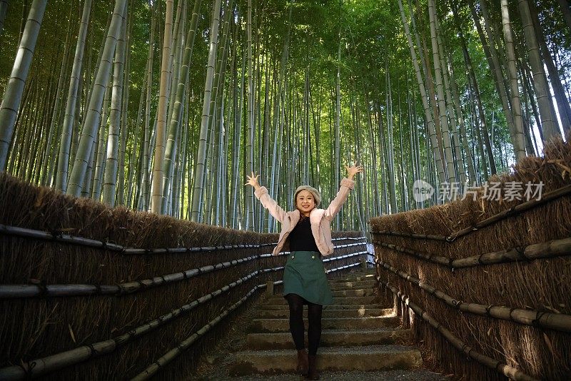 年轻女子走在竹林之间