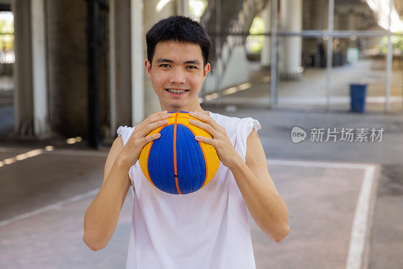 十几岁的男孩拿着一个篮球