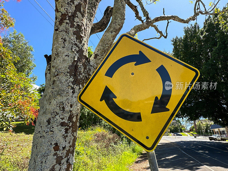 街道上的黄色转盘标志