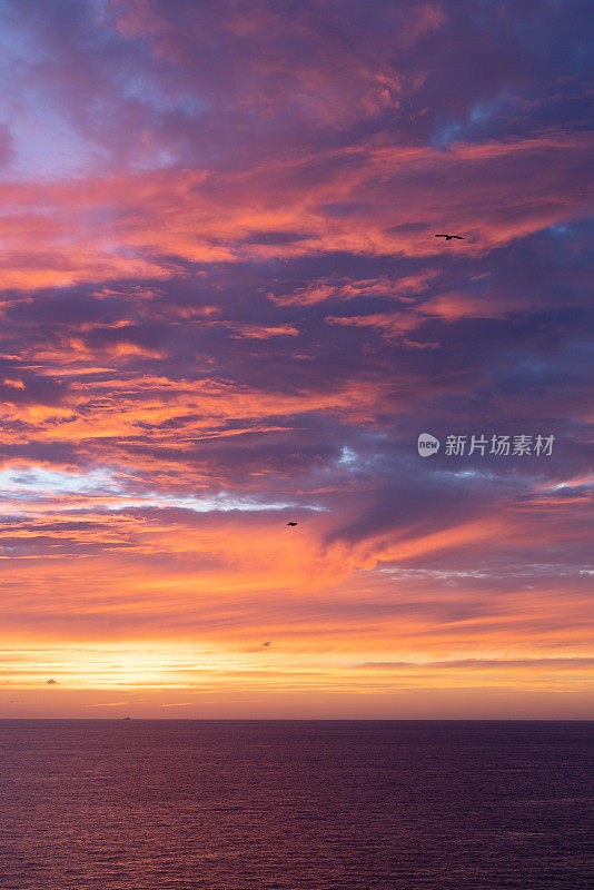 英格兰南部多佛附近海面上壮观的日出和云的形成