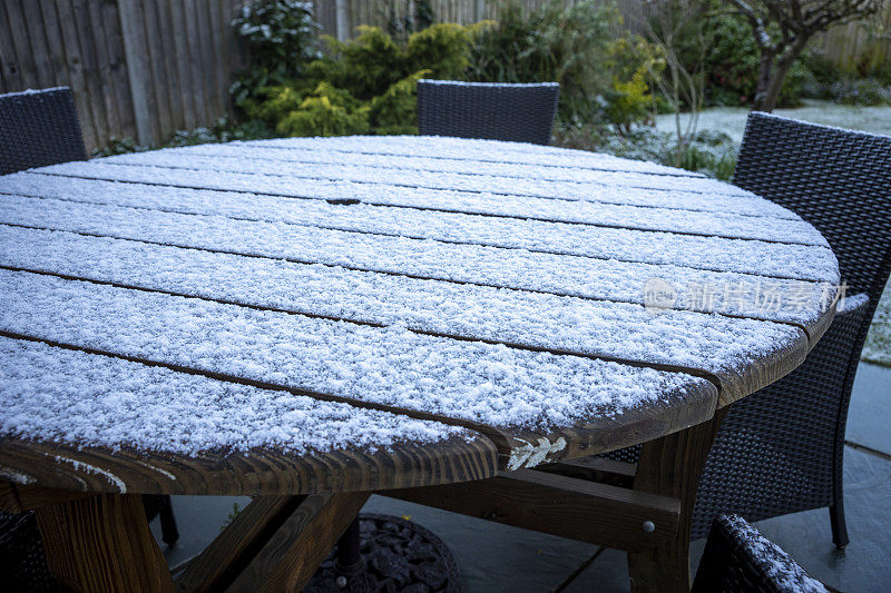 花园桌上的一层薄薄的雪