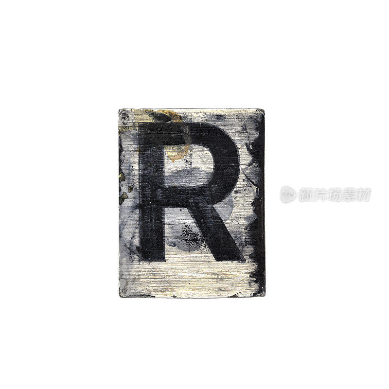 在白色背景上涂上油漆的木头上的垃圾大写字母，字母R