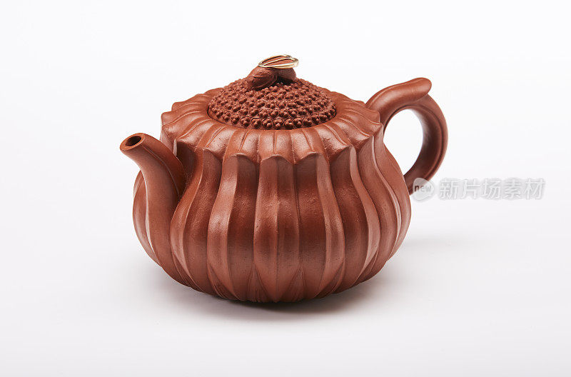 白色背景上孤立的中国陶制茶壶。