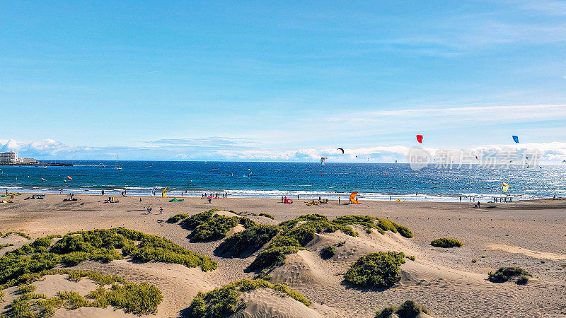 特内里费岛埃尔美达诺的风和风筝冲浪者的观点