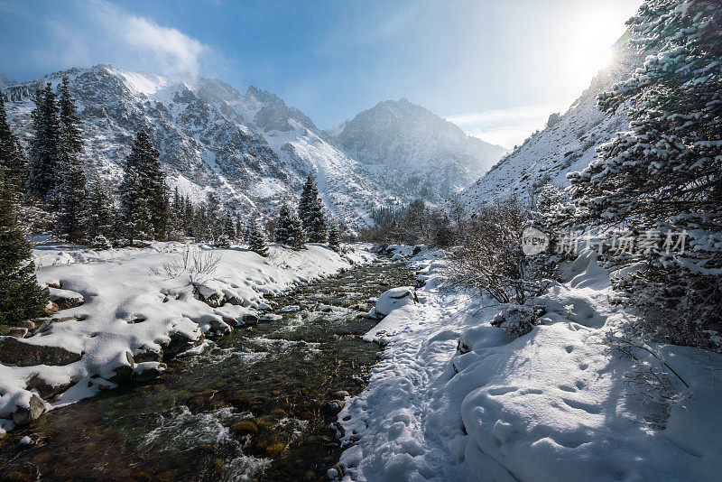 美丽的河流在雪山