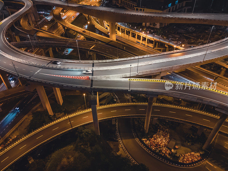 无人机视图直接在夜景城市与高架公路桥梁交叉路口