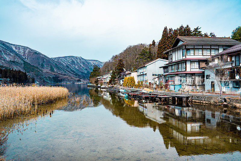 日本长野县大町Kisaki湖的冬季景色
